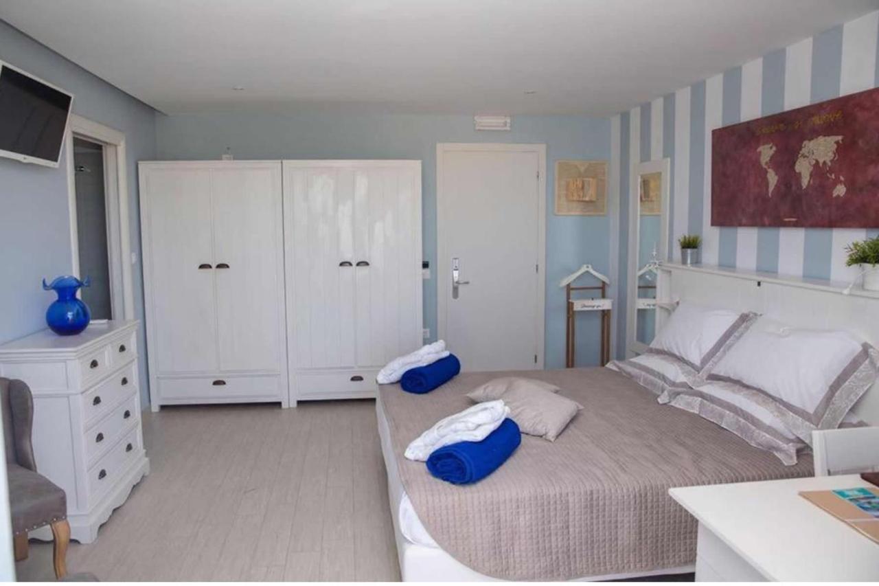 Junior Suite with Side Sea View